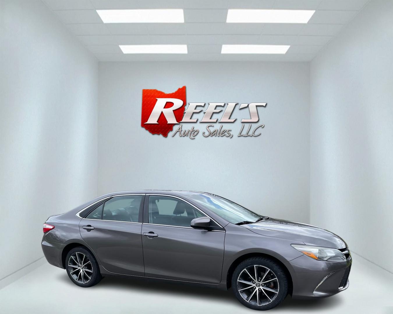 2015 Gray /Black Toyota Camry SE (4T1BF1FK7FU) with an 2.5L I4 DOHC 16V engine, 6-Speed Automatic transmission, located at 547 E. Main St., Orwell, OH, 44076, (440) 437-5893, 41.535435, -80.847855 - Photo#3